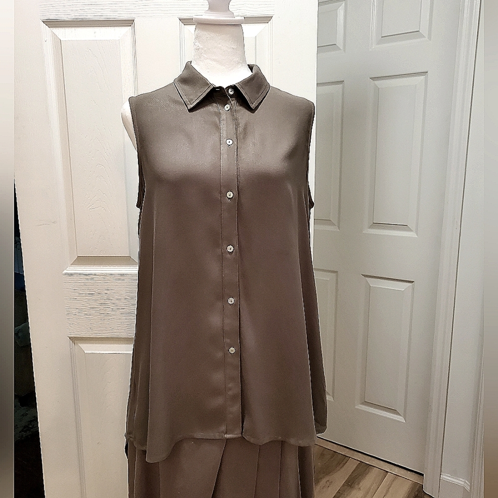 Fever button-down, sleeveless, collared blouse. Size Medium Olive Green NWT